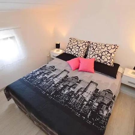 2 Bedroom Amazing In Appartement Pula