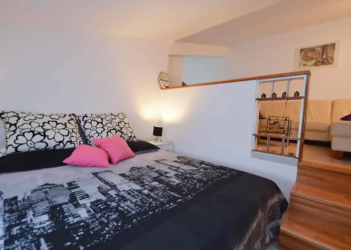 2 Bedroom Amazing In Appartement Pula