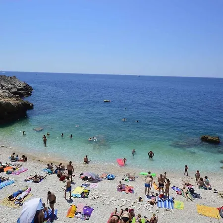 2 Bedroom Gorgeous In Pula
