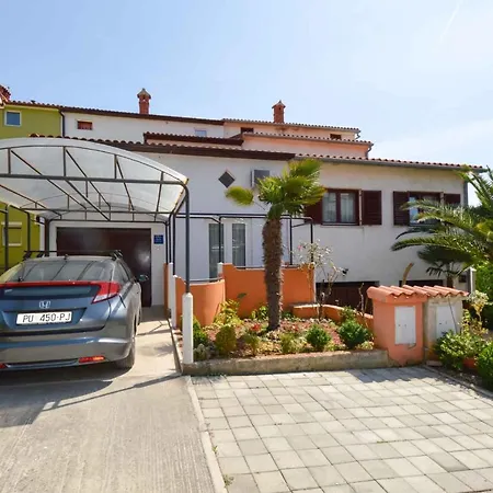 2 Bedroom Gorgeous In Пула