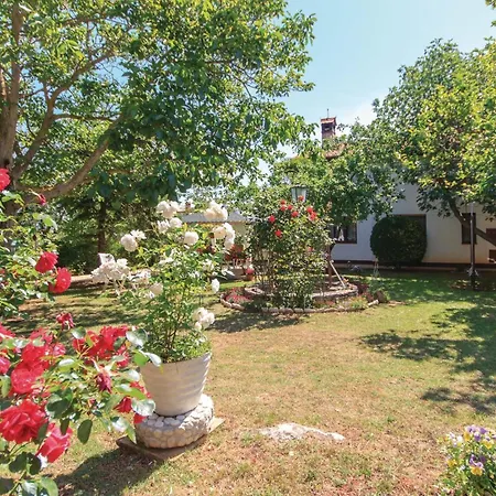 2 Bedroom Gorgeous In Pula