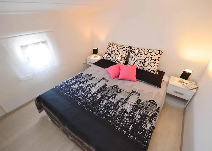 2 Bedroom Amazing In Апартаменти Пула