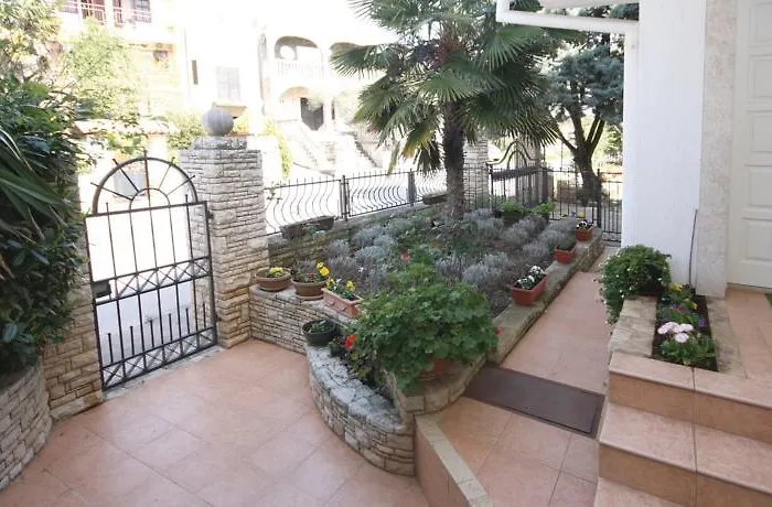 2 Bedroom Amazing In Пула