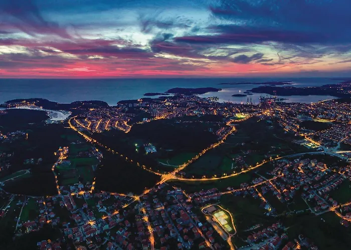 Апартаменти 2 Bedroom Amazing In