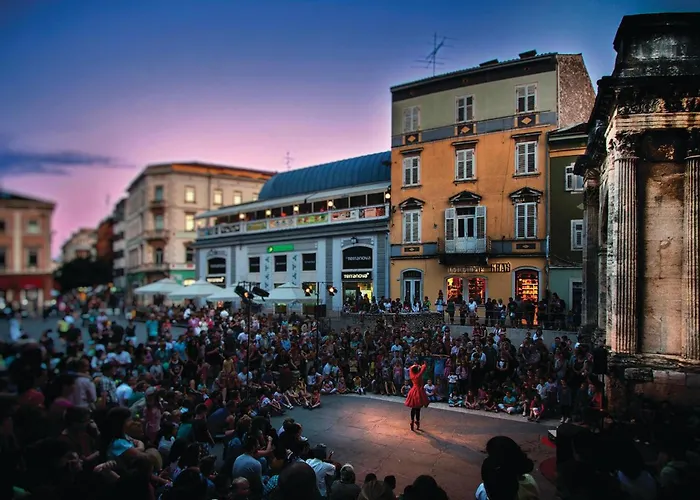 2 Bedroom Amazing In Апартаменти Пула