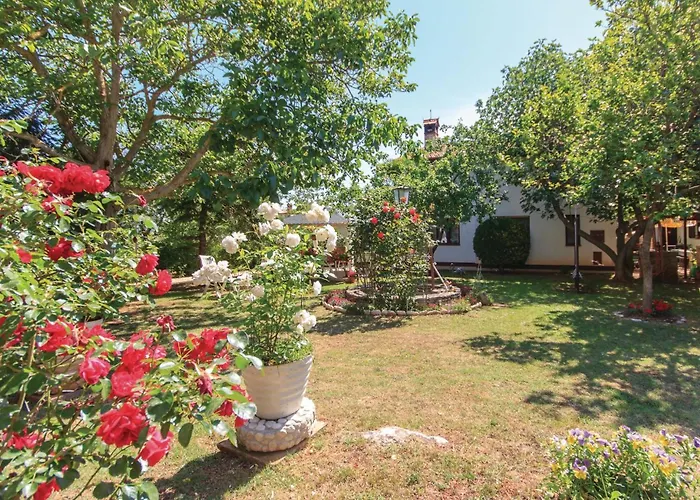 2 Bedroom Amazing In Пула