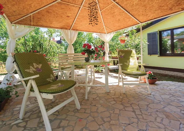 Апартаменти 2 Bedroom Amazing In