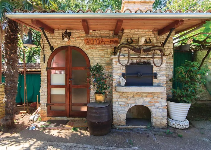 2 Bedroom Amazing In Апартаменти Пула