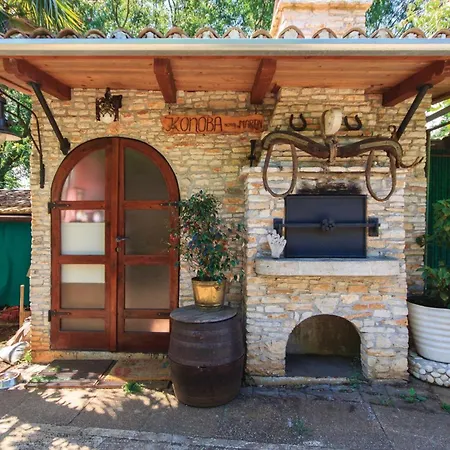 2 Bedroom Amazing In Apartmán Pula